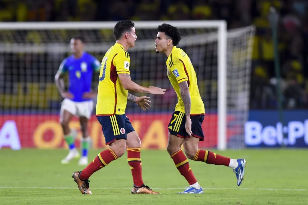 James Rodríguez comemora com Luis Diaz. Foto: Gabriel Aponte/Getty Images