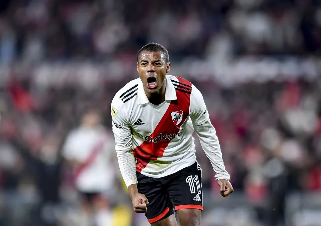 De La Cruz comemora gol pelo River. (Photo by Marcelo Endelli/Getty Images)
