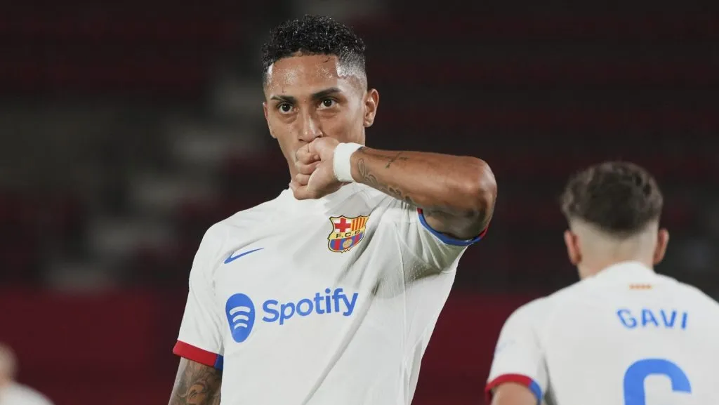 Raphinha pode assinar com o Tottenham – (Photo by Rafa Babot/Getty Images)