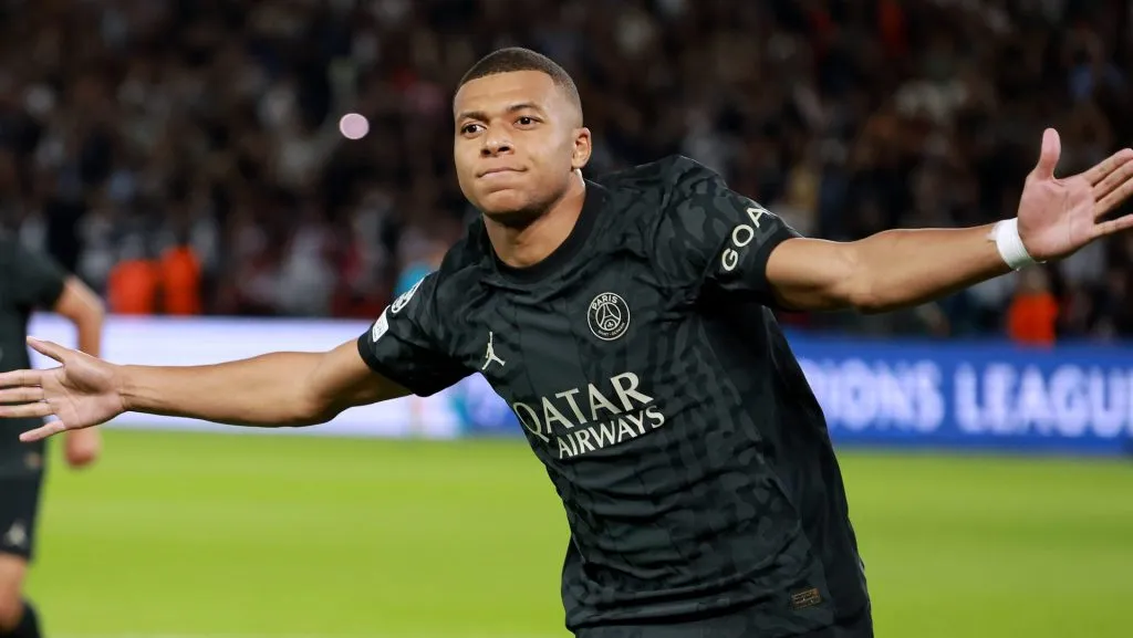 Vem pra ser o craque do time! Dois clubes disputam a contratação de Kylian Mbappé para 2024; Atacante não deve renovar com o PSG (Photo by Johannes Simon/Getty Images)