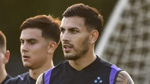 Ele é campeão do mundo! Leandro Paredes pega todos de surpresa e pode ser reforço de Gigante para a Copa Libertadores em 2024 (Photo by Rodrigo Valle/Getty Images)