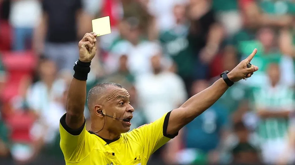 Wilton Pereira Sampaio dá advertência com cartão. Foto: Flickr Oficial SE Palmeiras/Cesar Greco