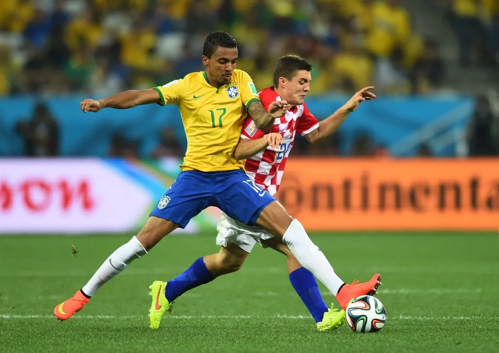 Luiz Gustavo disputa bola no Brasil x Croácia. Foto: Christopher Lee/Getty Images