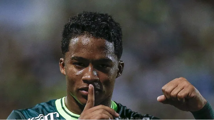 Endrick comemora gol pelo Palmeiras. Foto: Ricardo Moreira/Getty Images