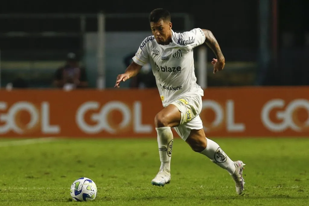 Marcos Leonardo em ação pelo Santos. (Photo by Ricardo Moreira/Getty Images)