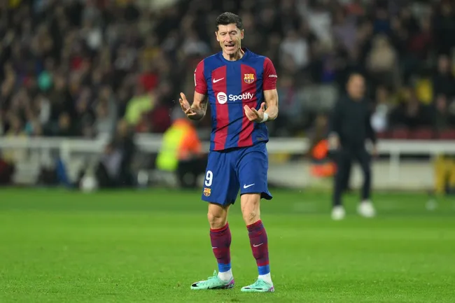 BARCELONA, ESPANHA – NOVEMBRO 12: Robert Lewandowski do FC Barcelona reage durante a partida da LaLiga EA Sports entre FC Barcelona e Deportivo Alavés no Estadi Olimpic Lluis Companys em 12 de novembro de 2023 em Barcelona, Espanha. (Foto: David Ramos/Getty Images)