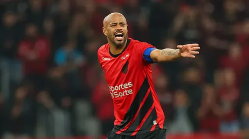 Thiago Heleno: zagueiro cobrou o elenco (Foto: José Tramontin/Athletico/Divulgação)