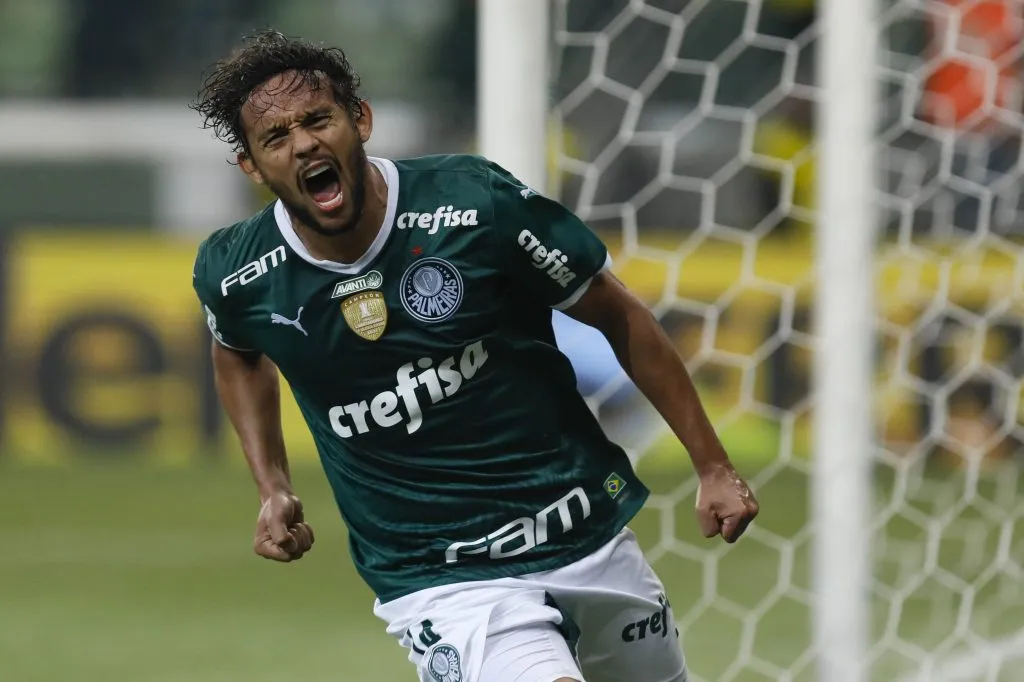 Gustavo Scarpa comemorando gol contra o Atlético Goianiense. (Photo by Ricardo Moreira/Getty Images)