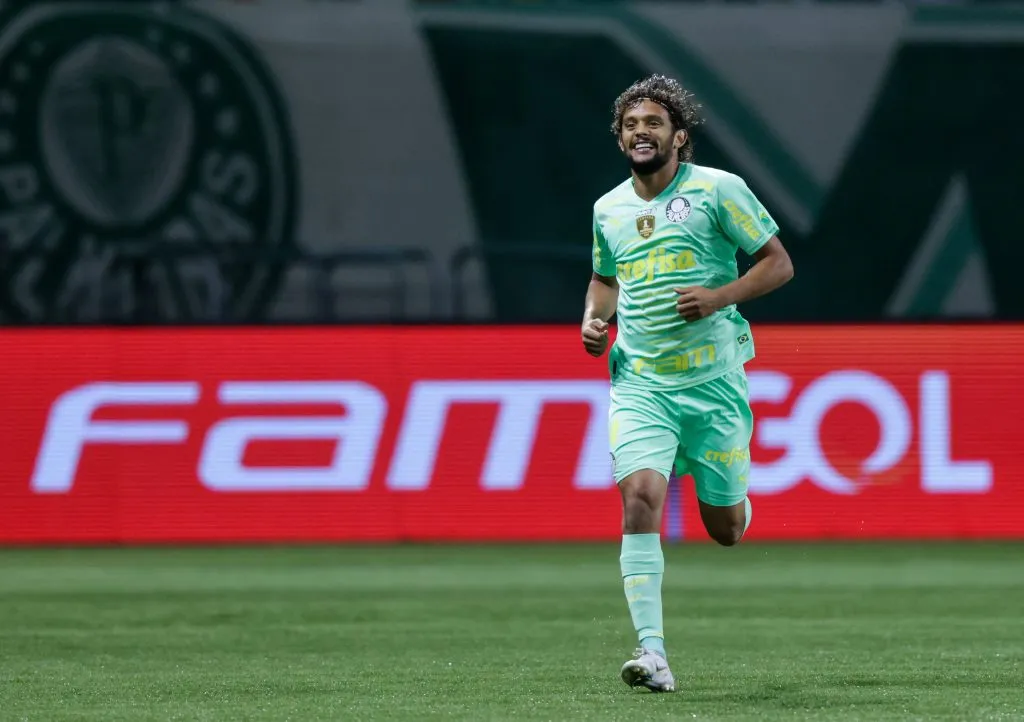 Gustavo Scarpa, pelo Palmeiras, comemorando gol contra o Avaí. (Photo by Alexandre Schneider/Getty Images)