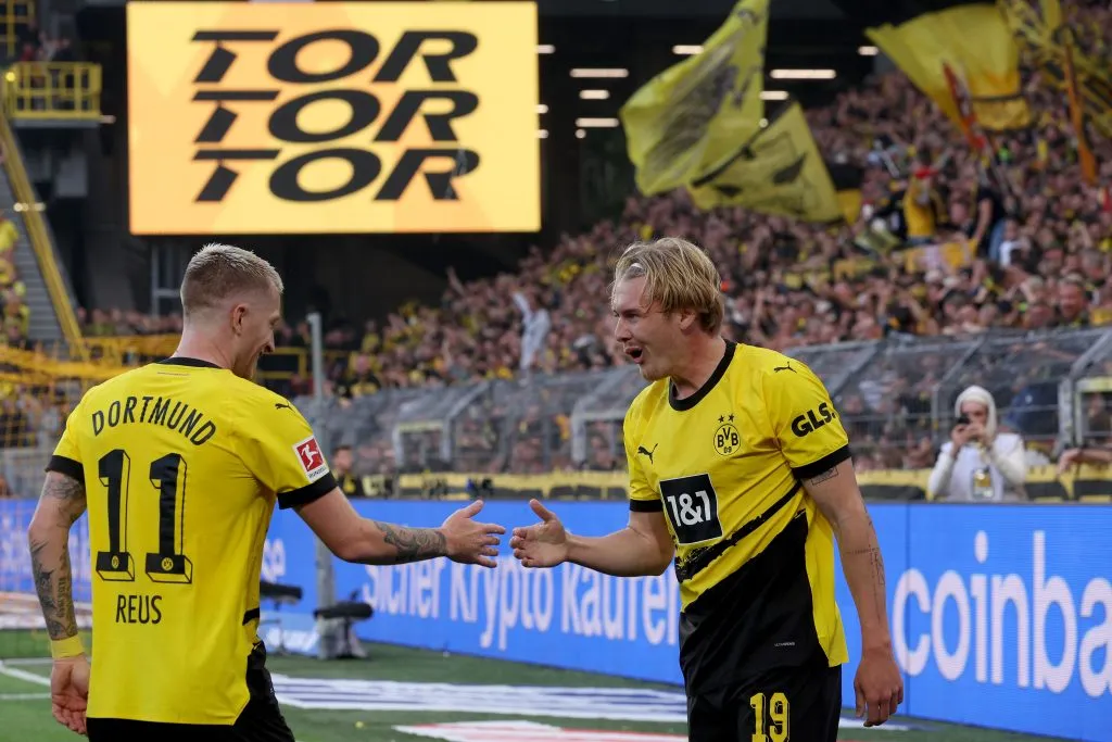 DORTMUND, ALEMANHA – OUTUBRO 07: Julian Brandt, do Borussia Dortmund, comemora com o companheiro de equipe Marco Reus após marcar o terceiro gol de sua equipe durante a partida da Bundesliga entre Borussia Dortmund e 1. FC Union Berlin no Signal Iduna Park em 07 de outubro de 2023 em Dortmund, Alemanha. (Foto: Dean Mouhtaropoulos/Getty Images)