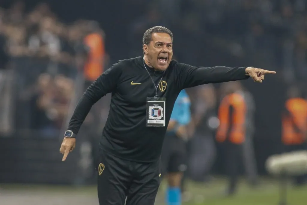 Luxemburgo guiando o time do Corinthians (Photo by Miguel Schincariol/Getty Images)