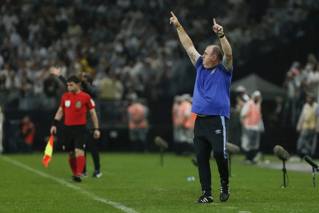 SAO PAULO, BRAZIL – OCTOBER 29: Marcelo Fernandes head coach of Santos reacts during the match between Corinthians and Santos as part of Brasileirao Series A 2023 at Neo Quimica Arena on October 29, 2023 in Sao Paulo, Brazil. (Photo by Ricardo Moreira/Getty Images)