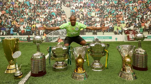 Jailson com as taças que ganhou no Palmeiras. Foto: Flickr Oficial SE Palmeiras/Fabio Menotti