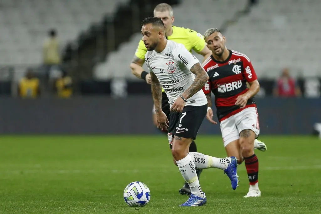 Maycon em ação contra o Flamengo. (Photo by Ricardo Moreira/Getty Images)