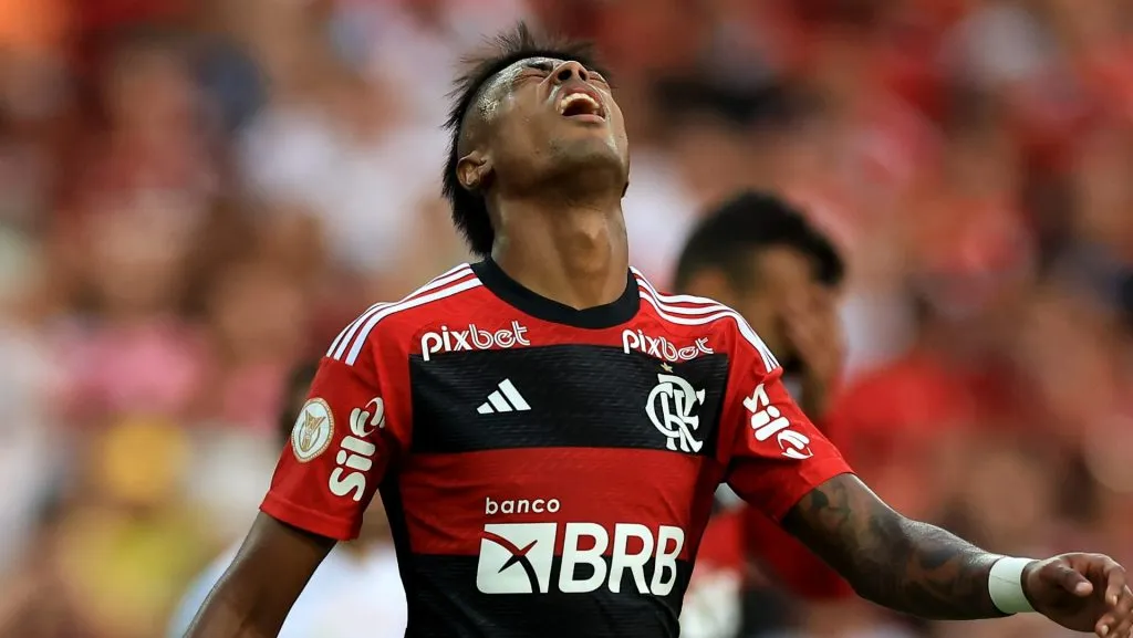 Flamengo pode perder Gerson e Bruno Henrique por suspensão (Photo by Buda Mendes/Getty Images)