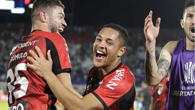Athletico Paranaense quer anunciar novo reforço - (Photo by Christian Alvarenga/Getty Images)