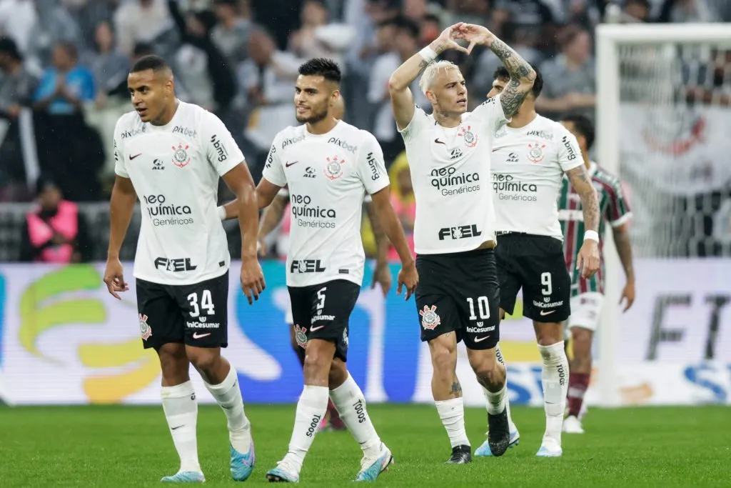 SÃO PAULO, SP (FOLHAPRESS) – 28 DE MAIO: Roger Guedes, do Corinthians, comemora com os companheiros após marcar o primeiro gol da equipe durante a partida entre Corinthians e Fluminense no Seires A 2023, na Arena Corinthians, em 28 de maio de 2023, em São Paulo. (Foto: Alexandre Schneider/Getty Images)