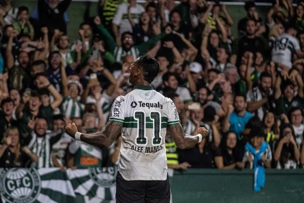 Alef Manga comemora hat-trick pelo Coritiba contra o Sport, pela 3ª fase da Copa do Brasil. | Foto: Guilherme Griebeler / Site Oifical Coritiba