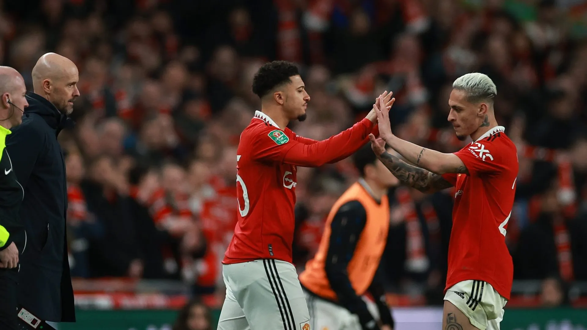 LONDRES, Inglaterra – 26 de fevereiro: Antony, do Manchester United, é substituído por Jadon Sancho durante a partida da final da Carabao Cup entre Manchester United e Newcastle United, no Estádio de Wembley, em 26 de fevereiro de 2023, em Londres, Inglaterra. (Foto: Eddie Keogh/Getty Images)