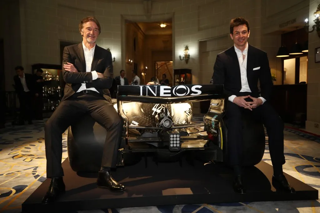 LONDRES, INGLATERRA – 10 de fevereiro: O fundador e presidente da INEOS, Sir Jim Ratcliffe (L), e Toto Wolff, chefe de equipe e CEO da Mercedes AMG-PETRONAS F1 Team (R) posam para uma foto com um carro de F1 da Mercedes e sua pintura de 2020 durante uma coletiva de imprensa sobre a futura parceria entre a INEOS e a Mercedes no Royal Automobile Club em 10 de fevereiro. 2020 em Londres, Inglaterra. (Foto: Bryn Lennon/Getty Images)