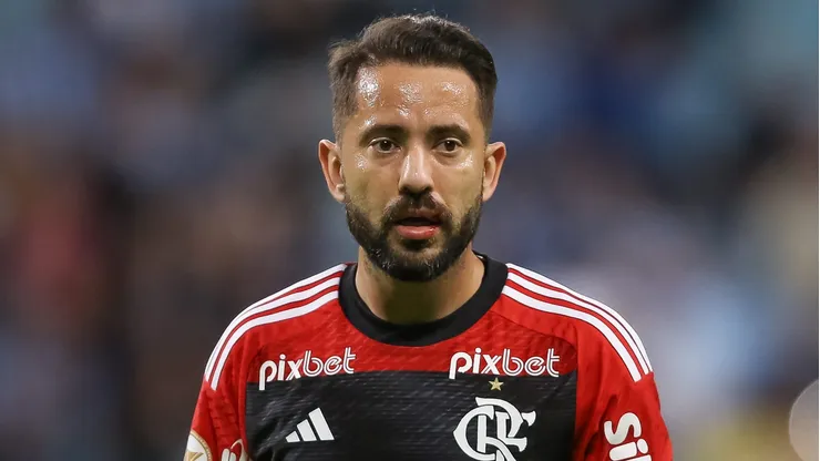 Grande rival do Flamengo 'confirma' interesse no meia Éverton Ribeiro (Foto: Pedro H. Tesch/Getty Images)
