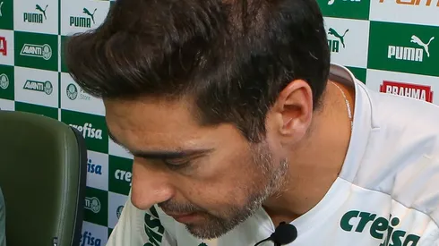 Abel Ferreira assina autógrafo no Palmeiras. Foto: Flickr Oficial SE Palmeiras/Fabio Menotti