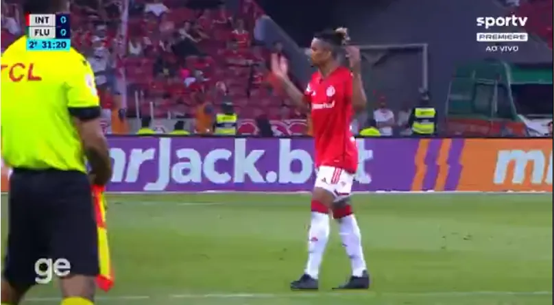 Dalbert gesticulando para a torcida do Inter na partida contra o Fluminense, na última quarta-feira (8) | Foto: Reprodução GE/Internet
