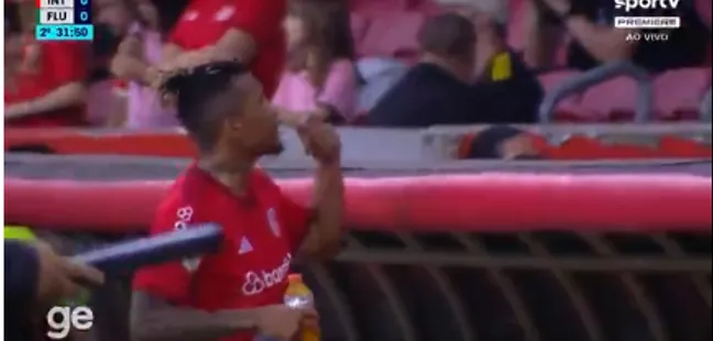 Dalbert gesticulando para a torcida do Inter na partida contra o Fluminense, na última quarta-feira (8) | Foto: Reprodução GE/Internet