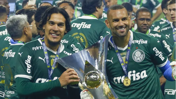 Torcida pede saída de Gustavo Gómez (Photo by Ricardo Moreira/Getty Images)
