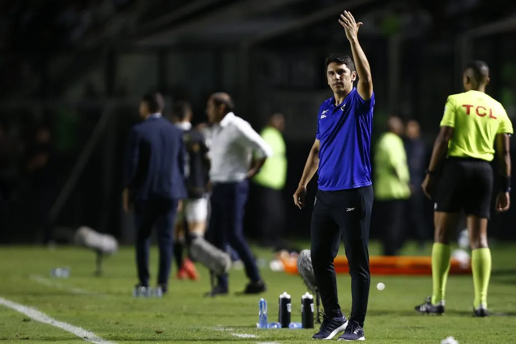 RIO DE JANEIRO, BRASIL – 6 DE NOVEMBRO: Lúcio Flávio, técnico do Botafogo, gesticula durante a partida entre Vasco da Gama e Botafogo, pelo Campeonato Brasileiro 2023, no Estádio São Januário, em 6 de novembro de 2023, no Rio de Janeiro. (Foto: Wagner Meier/Getty Images)