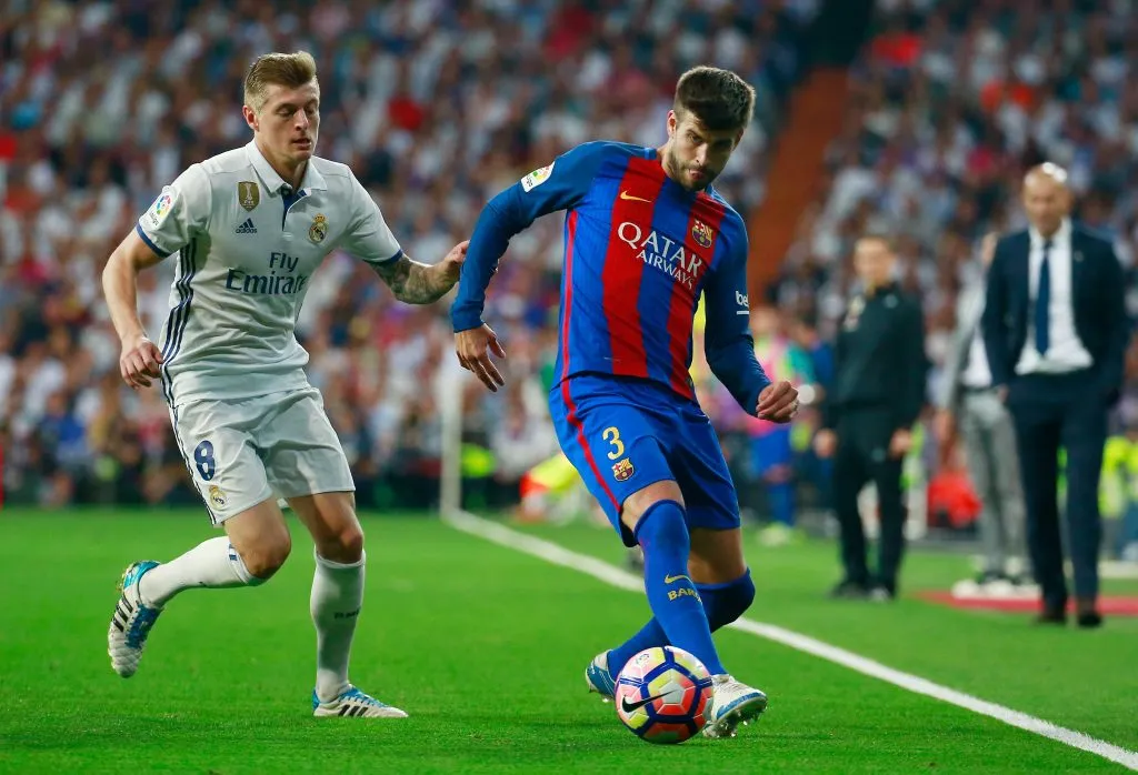 MADRID, ESPANHA – ABRIL 23: Gerard Piqué, do Barcelona, é fechado por Toni Kroos, do Real Madrid, durante a partida da La Liga entre Real Madrid CF e FC Barcelona, no Estádio Bernabéu, em 23 de abril de 2017, em Madri, Espanha. (Foto: Gonzalo Arroyo Moreno/Getty Images)