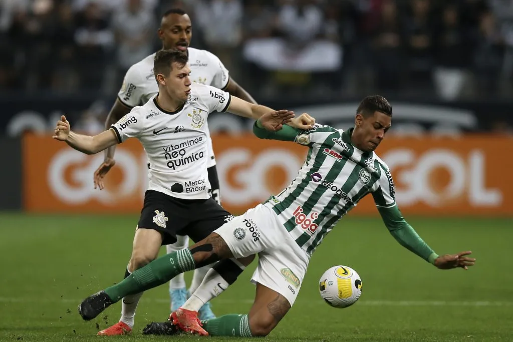Alef Manga sofrendo falta em partida contra o Corinthians, no ano passado. (Photo by Alexandre Schneider/Getty Images)