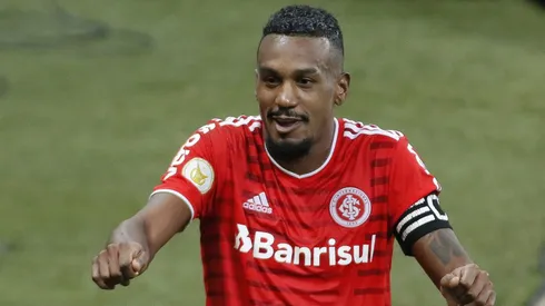 Técnico de gigante brasileiro pede a contratação de Edenílson (Foto: Miguel Schincariol/Getty Images)