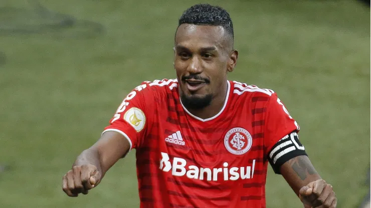 Técnico de gigante brasileiro pede a contratação de Edenílson (Foto: Miguel Schincariol/Getty Images)