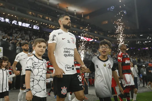 Bruno Méndez entrando em campo pelo Corinthians (Photo by Ricardo Moreira/Getty Images)
