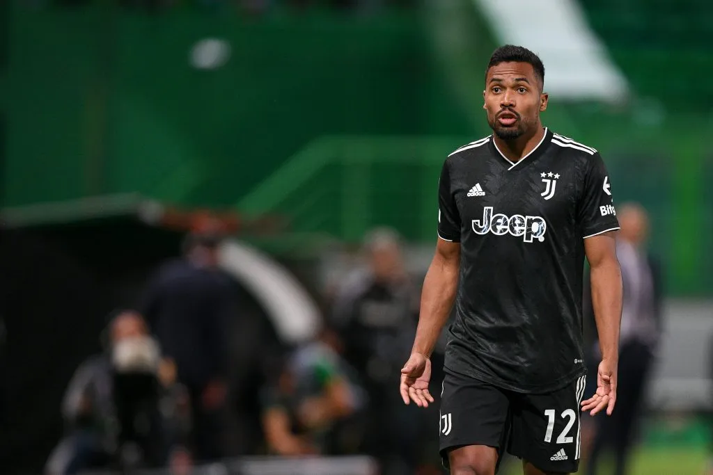Alex Sandro atuando pela Juventus na Europa League (Photo by Octavio Passos/Getty Images)