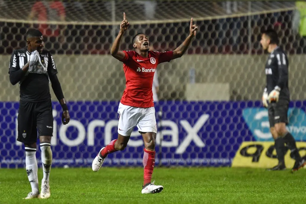 Edenilson nos tempos de Inter marcando contra o Galo. (Photo by Pedro Vilela/Getty Images)