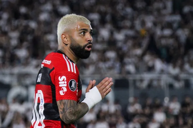 Gabigol em partida contra o Olimpia válida pela Libertadores (Photo by Christian Alvarenga/Getty Images)