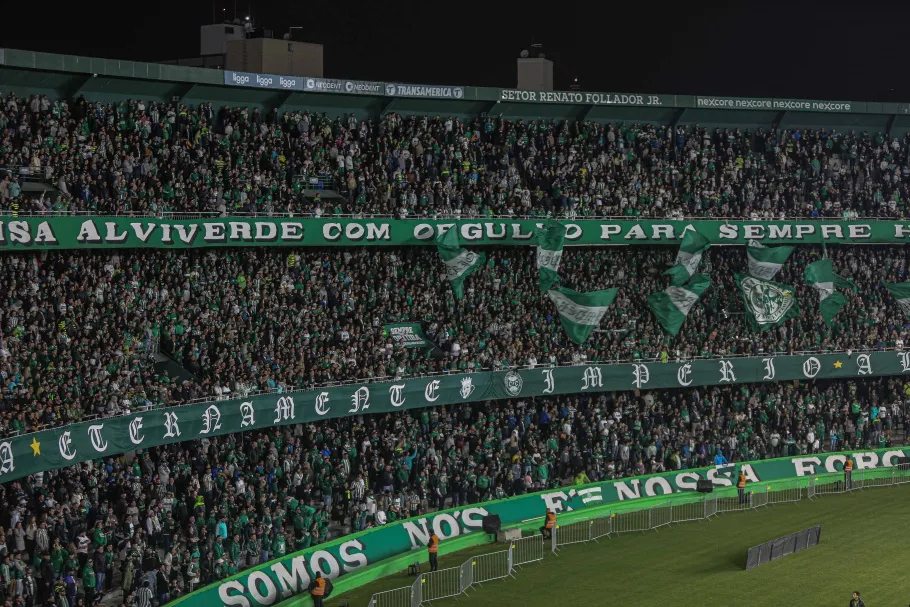 Torcida lota o Couto Pereira para acompanhar o Coritiba. Foto: Mateus Suzin / Coritiba