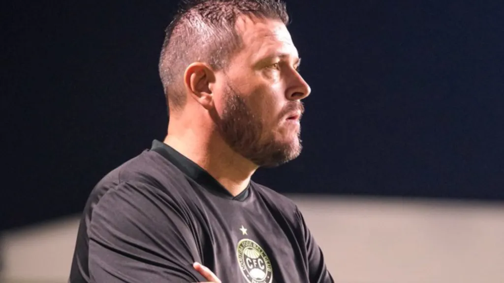 Kosloski irritou a torcida mais de uma vez ao longo dos 90 minutos (Foto: Gabriel Thá/Coritiba/Divulgação)