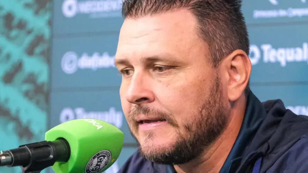 O treinador foi criticado pela torcida (Foto: Gabriel Thá/Coritiba/Divulgação)