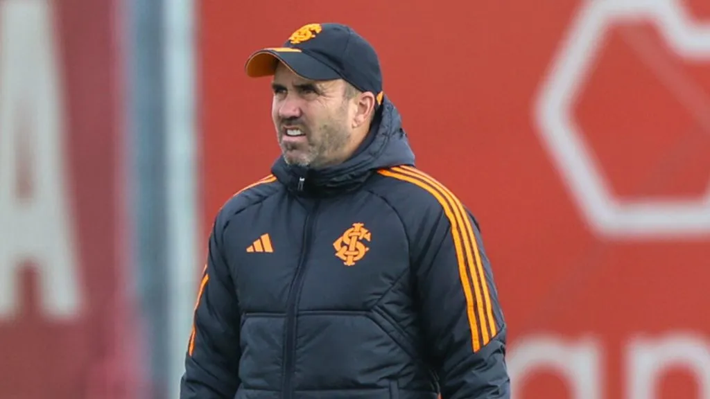 O treinador foi irônico durante a coletiva (Foto: Ricardo Duarte/Inter/Divulgação)