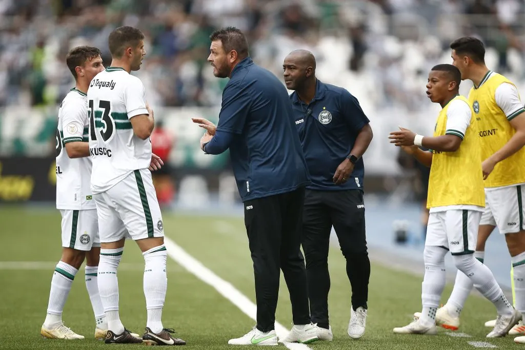 Thiago Kosloski e os jogadores do Coritiba. (Photo by Wagner Meier/Getty Images)