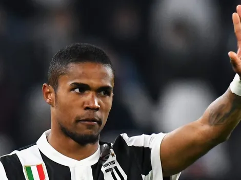 Douglas Costa pega avião e escolhe próximo clube da carreira