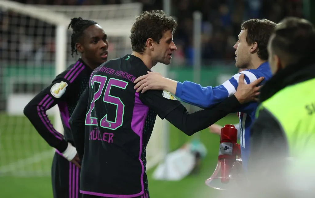 SAARBRUECKEN, GERMANY – NOVEMBER 01: Thomas Mueller of Bayern Muenchen interacts with the fans after their defeat in the DFB cup second round match between 1. FC Saarbrücken and FC Bayern München at Ludwigsparkstadion on November 01, 2023 in Saarbruecken, Germany. (Photo by Alex Grimm/Getty Images)