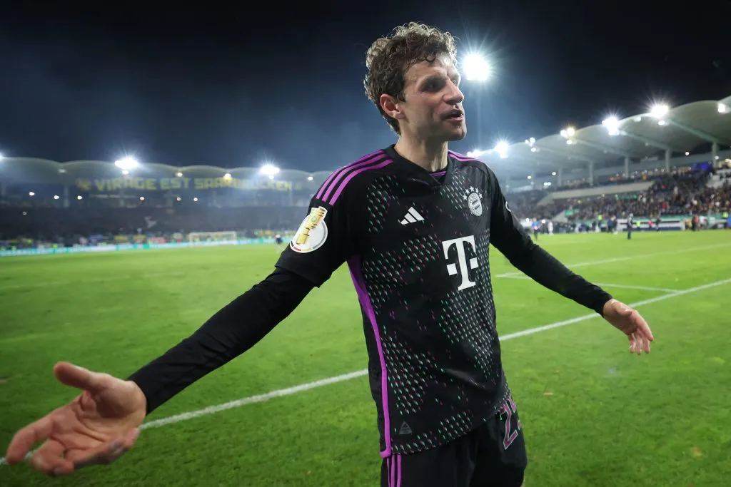 )SAARBRUECKEN, GERMANY – NOVEMBER 01: Thomas Mueller of Bayern Muenchen interacts with the fans after their defeat in the DFB cup second round match between 1. FC Saarbrücken and FC Bayern München at Ludwigsparkstadion on November 01, 2023 in Saarbruecken, Germany. (Photo by Alex Grimm/Getty Images)