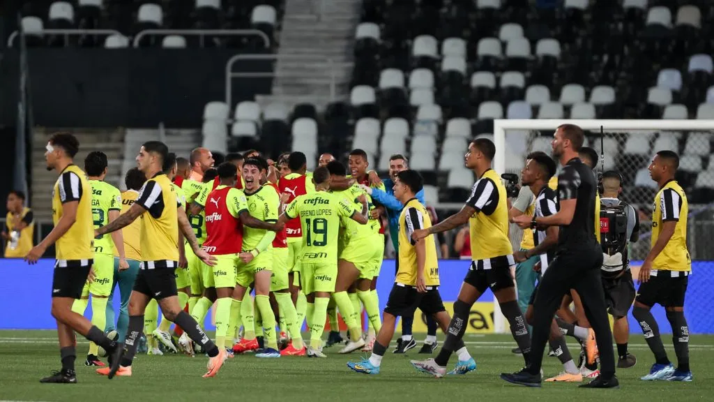Os jogadores da SE Palmeiras, comemoram vitória contra a equipe do Botafogo FR, durante partida válida pela trigésima primeira rodada, do Campeonato Brasileiro, Série A, no Estádio Nilton Santos. (Foto: Cesar Greco/Palmeiras/by Canon)