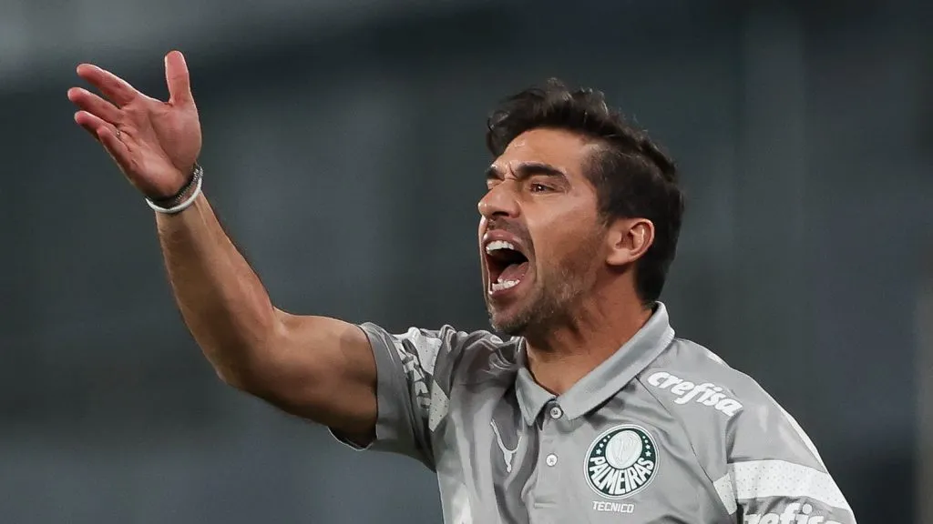 O técnico Abel Ferreira, da SE Palmeiras, em jogo contra a equipe do Botafogo FR, durante partida válida pela trigésima primeira rodada, do Campeonato Brasileiro, Série A, no Estádio Nilton Santos. (Foto: Cesar Greco/Palmeiras/by Canon)
