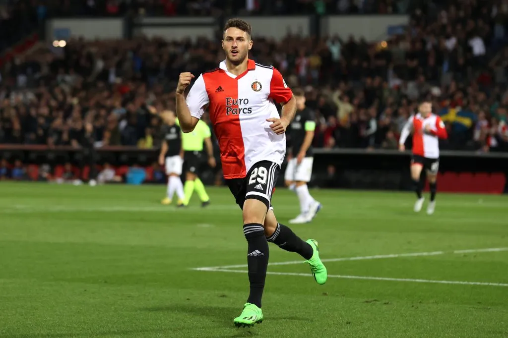 ROTERDÃO, PAÍSES BAIXOS – 15 SETEMBRO: Santiago Gimenez, do Feyenoord, festeja depois de marcar o quinto golo da sua equipa durante o jogo do grupo F da UEFA Europa League entre Feyenoord e SK Sturm Graz no Estádio Feyenoord em 15 de setembro de 2022, em Roterdão, Países Baixos. (Foto: Dean Mouhtaropoulos/Getty Images)