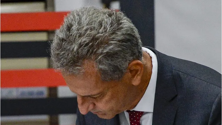 Rodolfo Landim assina documento no Mais Querido. Foto: Flickr Oficial CR Flamengo/Marcelo Cortes